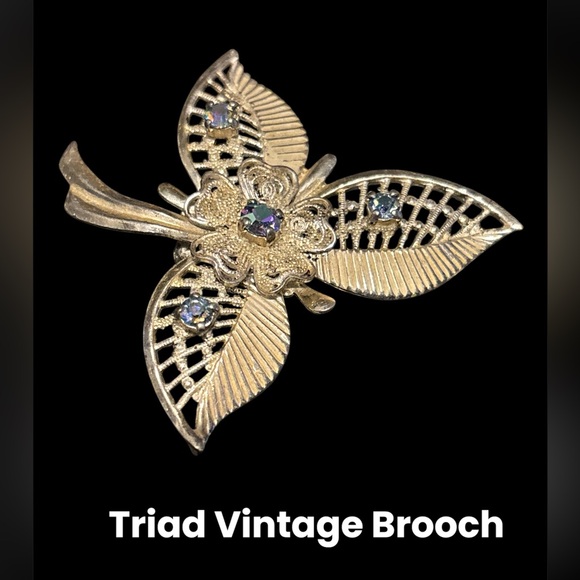 Elegant Silver and Rhinestone Brooch - Picture 3 of 6